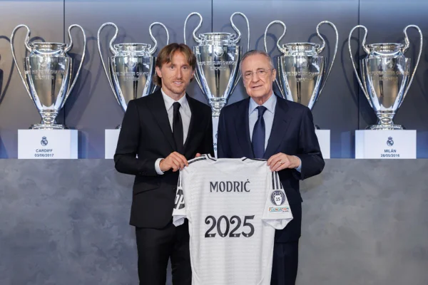Imagem de Luka Modric com Florentino Perez - Metrópoles