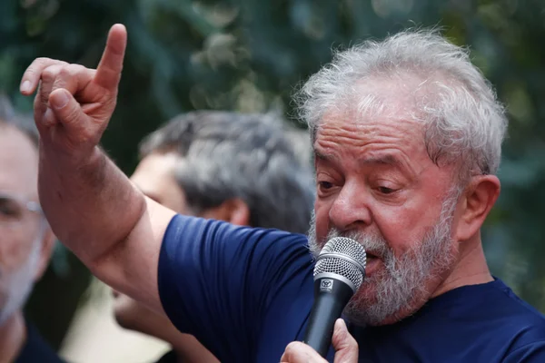 PT desafia lei para registrar Lula, mas já planeja substituição