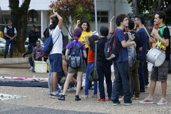 Mulheres protestam contra o lema “bela, recatada e do lar”