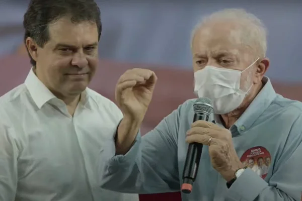 Imagem colorida do presidente Lula de máscara cirúrgica, ao lado do candidato Evandro Leitão - Metrópoles