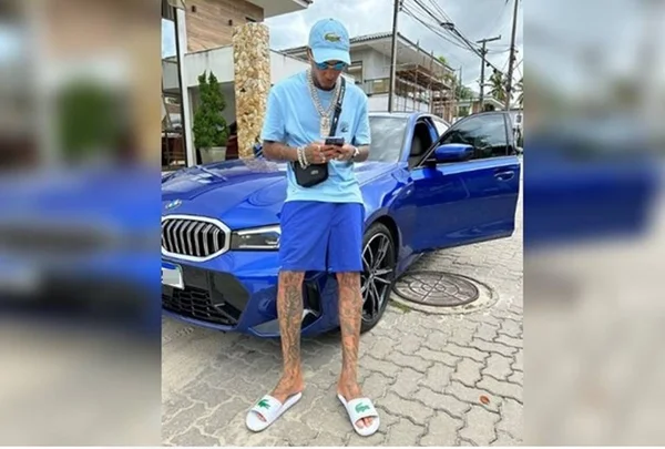 homem com BMW