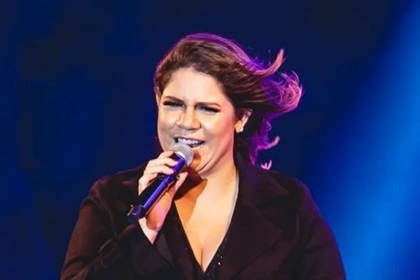 Grávida, Marília Mendonça leva tombo em programa e assusta a Globo