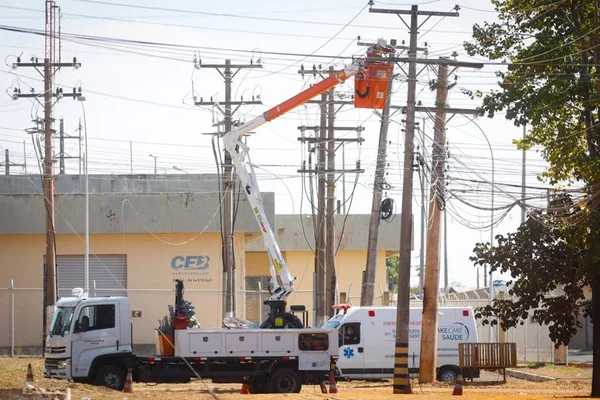 Funcionários da Neoenergia trabalham em subestação de energiapara restabelecer o fornecimento na Asa Norte