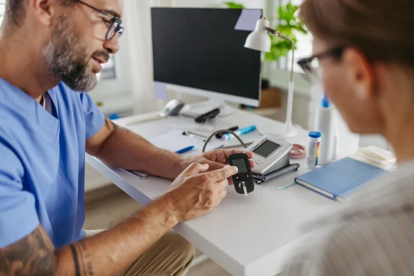 Imagem de médico fazendo em mulher - Metrópoles