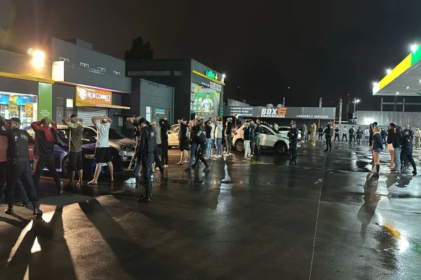 PMDF aborda 200 carros em posto durante operação contra rachas no SIA