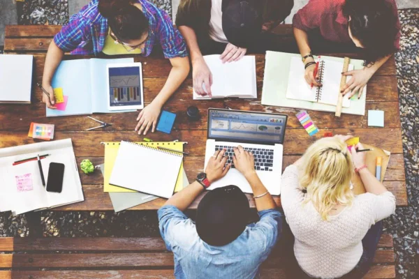 pessoas em uma mesa estudando