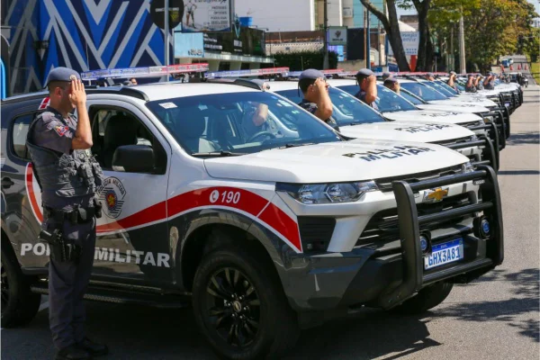 Imagem colorida mostra carros da polícia militar (PM) de São Paulo - Metrópoles