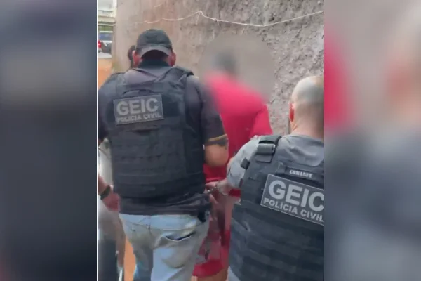 Casal de traficantes é preso com colete balístico do Detran-DF no Entorno - destaque galeria Casal de traficantes é preso com colete balístico do Detran-DF no Entorno - destaque galeria