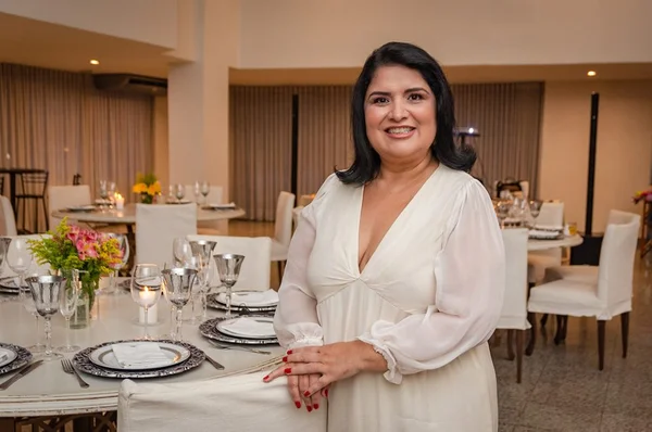 Mulher posando para a foto
