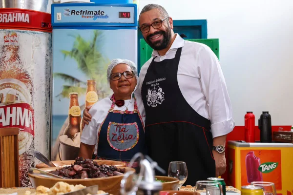 Ministro do Reino Unido prepara feijoada no restaurante Tia Zélia