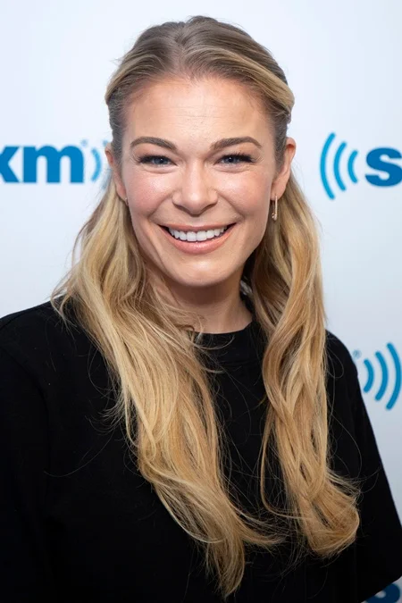 <b>LeAnn Rimes</b>: a cantora americana de música country enfrenta a psoríase há 25 anos e já chegou a ter 80% do corpo coberto por lesões causadas pela doença. A artista, que durante anos escondeu o problema de pele, hoje tem a situação controlada. Quando está em crise, a cantora não deixa ser fotografada <b>LeAnn Rimes</b>: a cantora americana de música country enfrenta a psoríase há 25 anos e já chegou a ter 80% do corpo coberto por lesões causadas pela doença. A artista, que durante anos escondeu o problema de pele, hoje tem a situação controlada. Quando está em crise, a cantora não deixa ser fotografada