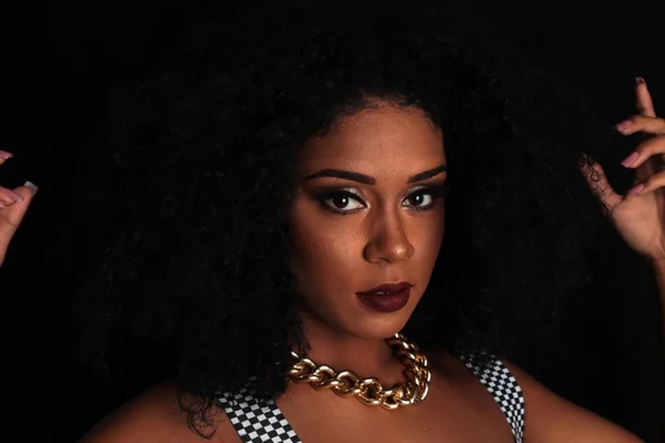 “Gosto e admiro, mesmo ela vacilando”, diz Mc Rebecca sobre Anitta
