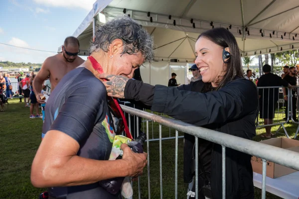 Mulher recebe medalha no pescoço durante prova do Metrópoles Endurance
