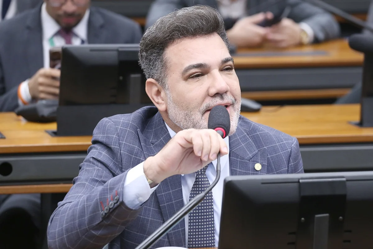 Deputado Marco Feliciano Defende Michelle Bolsonaro de Ataques no X: "Respeitem a Esposa do Meu Amigo Jair" em Meio a Tensões no PL
