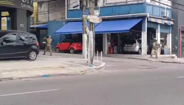 policiais na rua