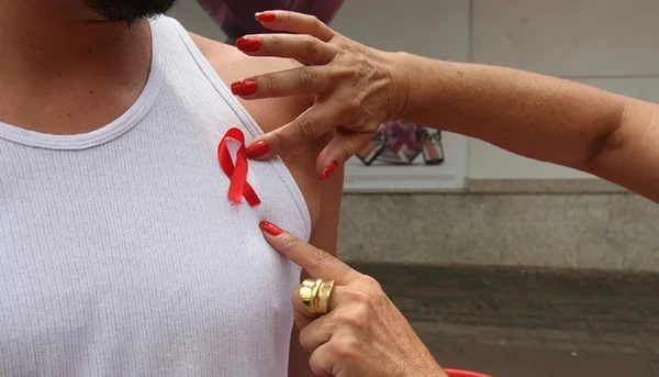 No Twitter, quatro mentiras e uma verdade sobre a Aids e o vírus HIV