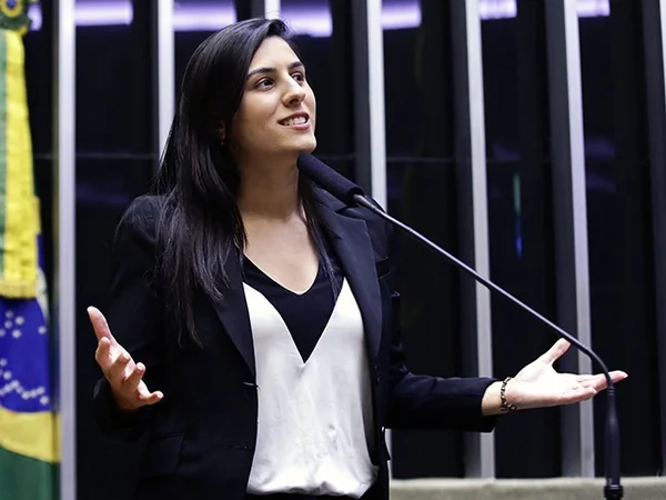 Bolsonaristas querem vetar cenas de jovens, como a do filme de Gentili