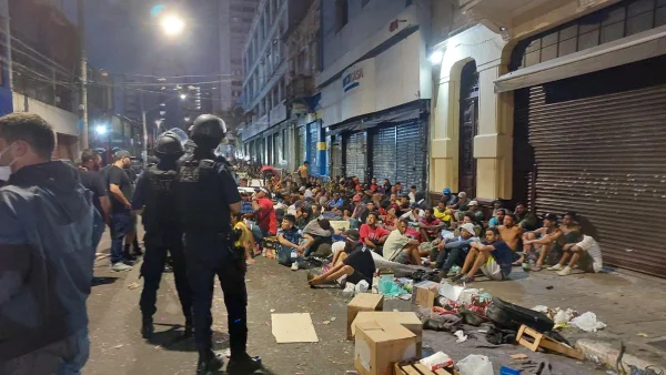 foto colorida mostra GCMs em meio a usuários de drogas durante operação - Metrópoles