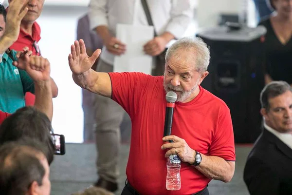 “Se preparem, porque vamos voltar e transformar o país”, diz Lula