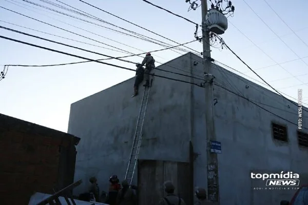 Vídeo: homem toma choque em telhado e é socorrido por bombeiros em MS