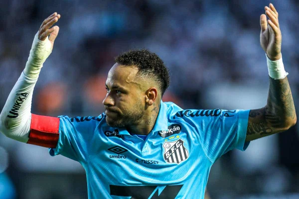 Imagem colorida de Neymar com os braços abertos - Metrópoles