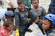 A mulher foi retirada da lama por uma equipe conjunta da Polícia Nacional do Nepal e da Força de Polícia Armada do Nepal A mulher foi retirada da lama por uma equipe conjunta da Polícia Nacional do Nepal e da Força de Polícia Armada do Nepal
