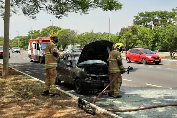 carro pega fogo no eixão norte