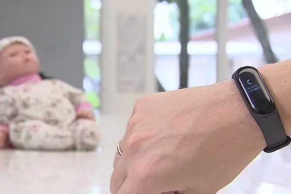 Brasileiros criam pulseira para pais surdos sentirem o choro dos bebês