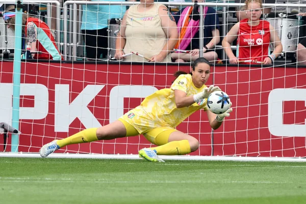 Lorena é indicada à Bola de Ouro como melhor goleira da temporada