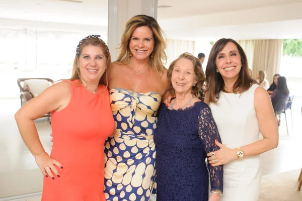 Alice e Cláudia Bittar recebem amigas para almoço árabe
