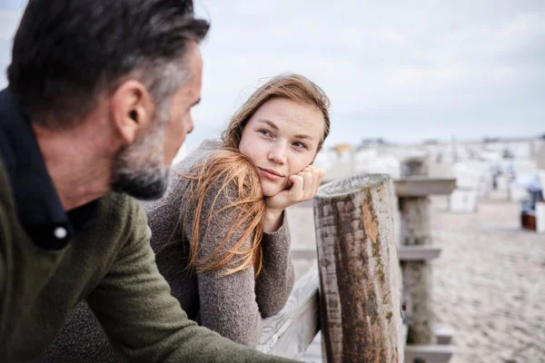 foto colorida mulher olhando pra homem gato no período fértil