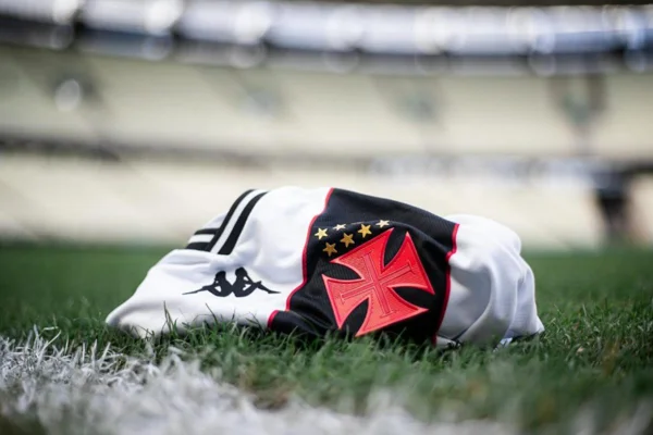 Imagem de camisa do Vasco da Gama sobre um gramado de um campo de futebol - Metrópoles