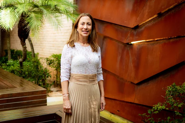 Carla Amorim reúne convidadas em almoço para celebrar o Dia das Mães