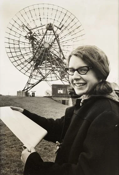 A estudante Jocelyn Bell Burnell ajudou dois cientistas, Antohny Hewish e Martin Ryle, a construiu um radiotelescópio e a monitorar quasares. Ela passou horas analisando gráficos e encontrou algumas anomalias. Em 1974, os dois ganharam um Prêmio Nobel de Física. O nome de Jocelyn, apesar de fundamental para o trabalho, não foi citado. A estudante Jocelyn Bell Burnell ajudou dois cientistas, Antohny Hewish e Martin Ryle, a construiu um radiotelescópio e a monitorar quasares. Ela passou horas analisando gráficos e encontrou algumas anomalias. Em 1974, os dois ganharam um Prêmio Nobel de Física. O nome de Jocelyn, apesar de fundamental para o trabalho, não foi citado.