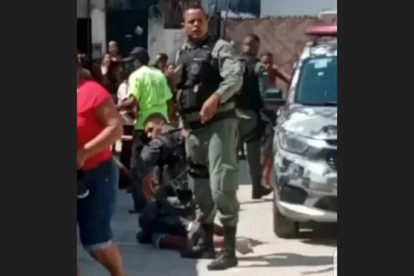 Vídeo: PM usa joelhos para imobilizar adolescente de 15 anos no Recife