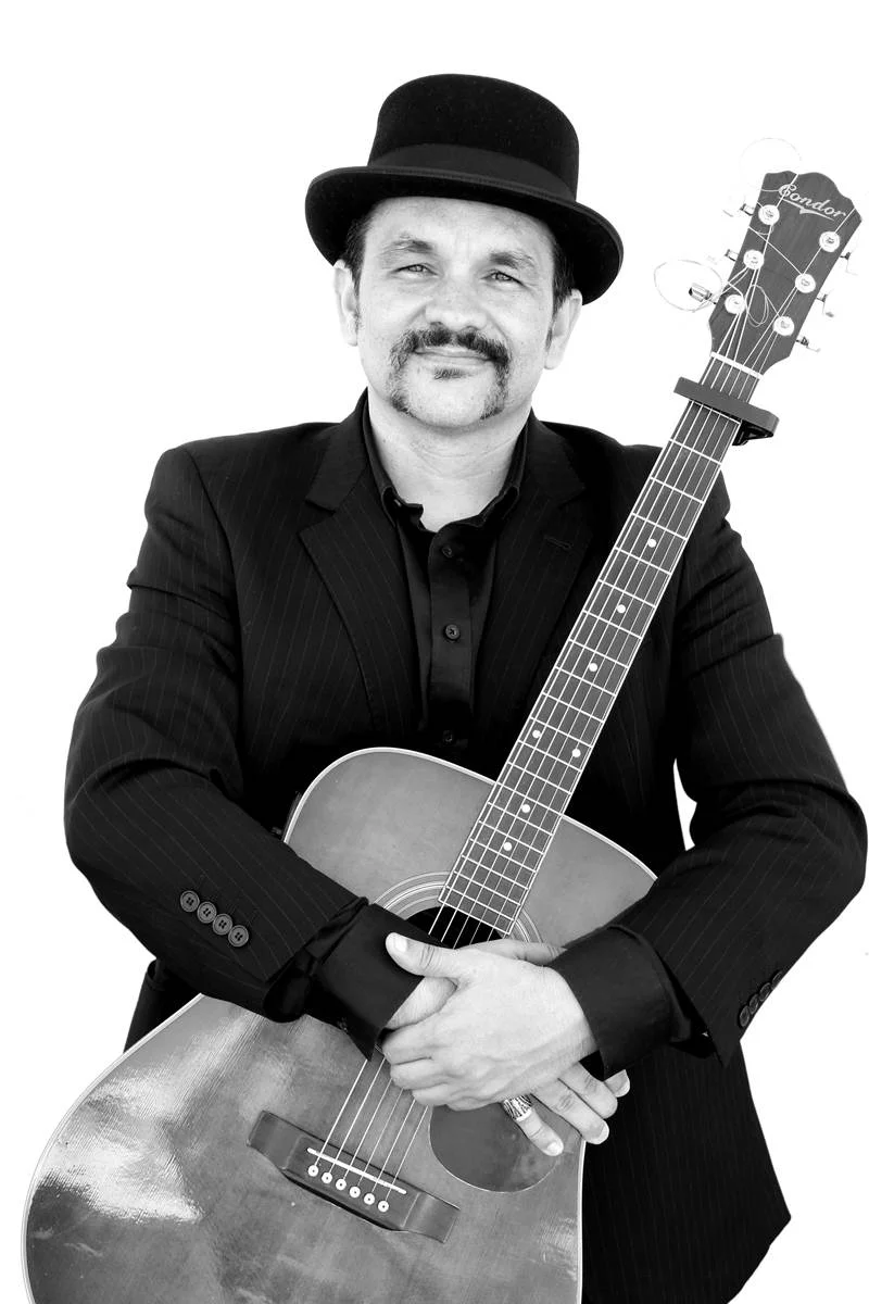 Marcelo Marcelino assume influências de folk no primeiro disco solo, como Bob Dylan e Neil Young. Composições poéticas evocam Renato Russo e Raul Seixas Marcelo Marcelino assume influências de folk no primeiro disco solo, como Bob Dylan e Neil Young. Composições poéticas evocam Renato Russo e Raul Seixas