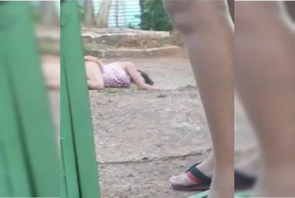 Homem arrasta mulher pelo asfalto