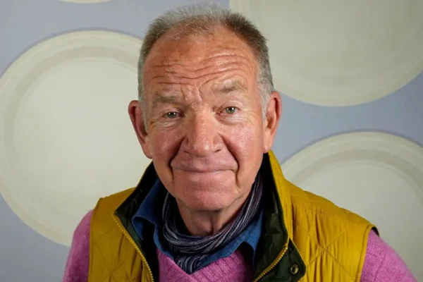 A causa da morte de Tom Chadbon não foi divulgada. Ele morreu no último final de semana de julho - Metrópoles
