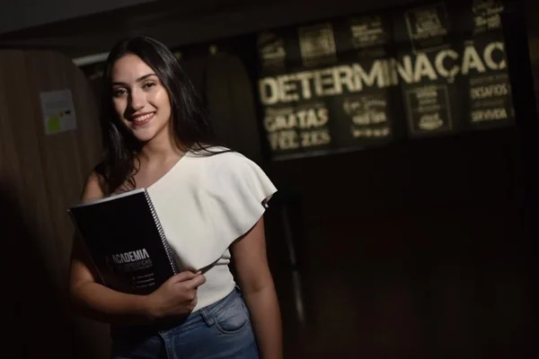 Enem: aluna do DF nota mil na redação ouve podcast e lê clássicos