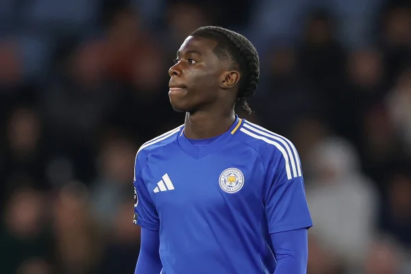 Foto colorida de Jeremy Monga, do Leicester - Metrópoles
