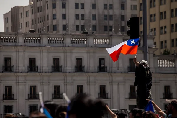 Piñera usará militares para proteger patrimônio público no Chile
