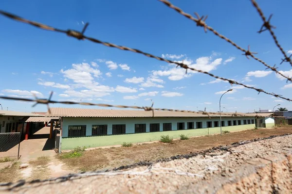 Escola interditada há 4 anos na Estrutural prejudica estudantes