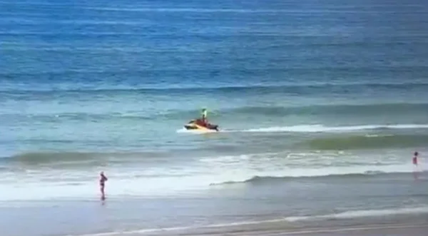 Imagem colorida de jet ski no mar na Praia Grande, no litoral norte - Metrópoles