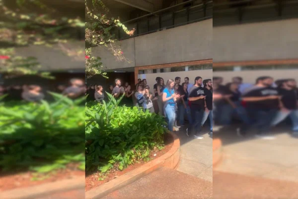Vídeo: técnicos da UnB protestam contra corte de benefício de 26% sobre salários
