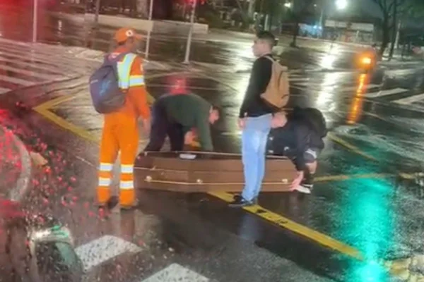 Imagem colorida mostra que caixão na rua. Metrópoles