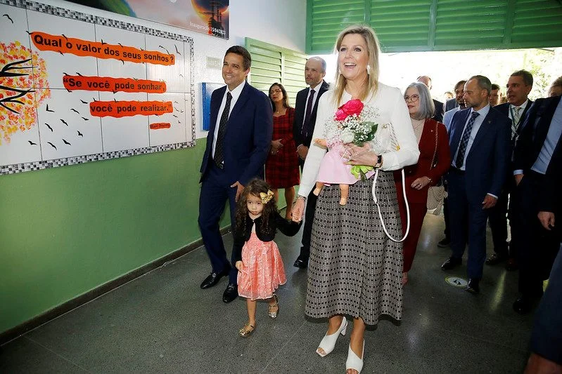 Ela foi recebida na escola com uma música ensaiada pelos alunos Ela foi recebida na escola com uma música ensaiada pelos alunos