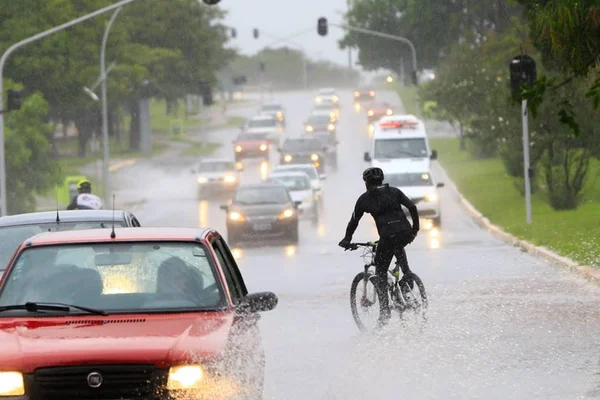 Chuva forte causa transtorno na região central de Brasília