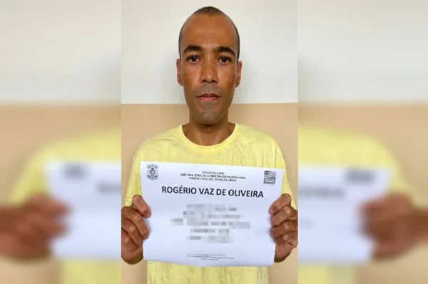 Homem segurando cartaz