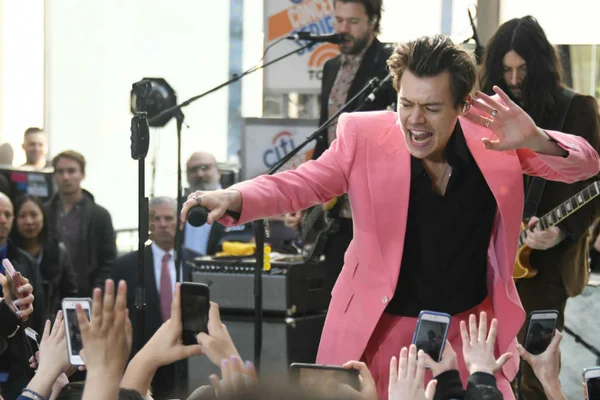 Crítica: Harry Styles deixa o One Direction para trás em disco solo