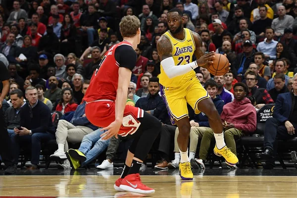 Com 3º triple-double consecutivo de LeBron, Lakers batem Bulls